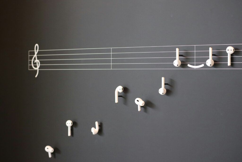 Partitura con notas musicales, símbolo de repertorio personalizado para fiestas privadas con cantante y DJ en Valencia.