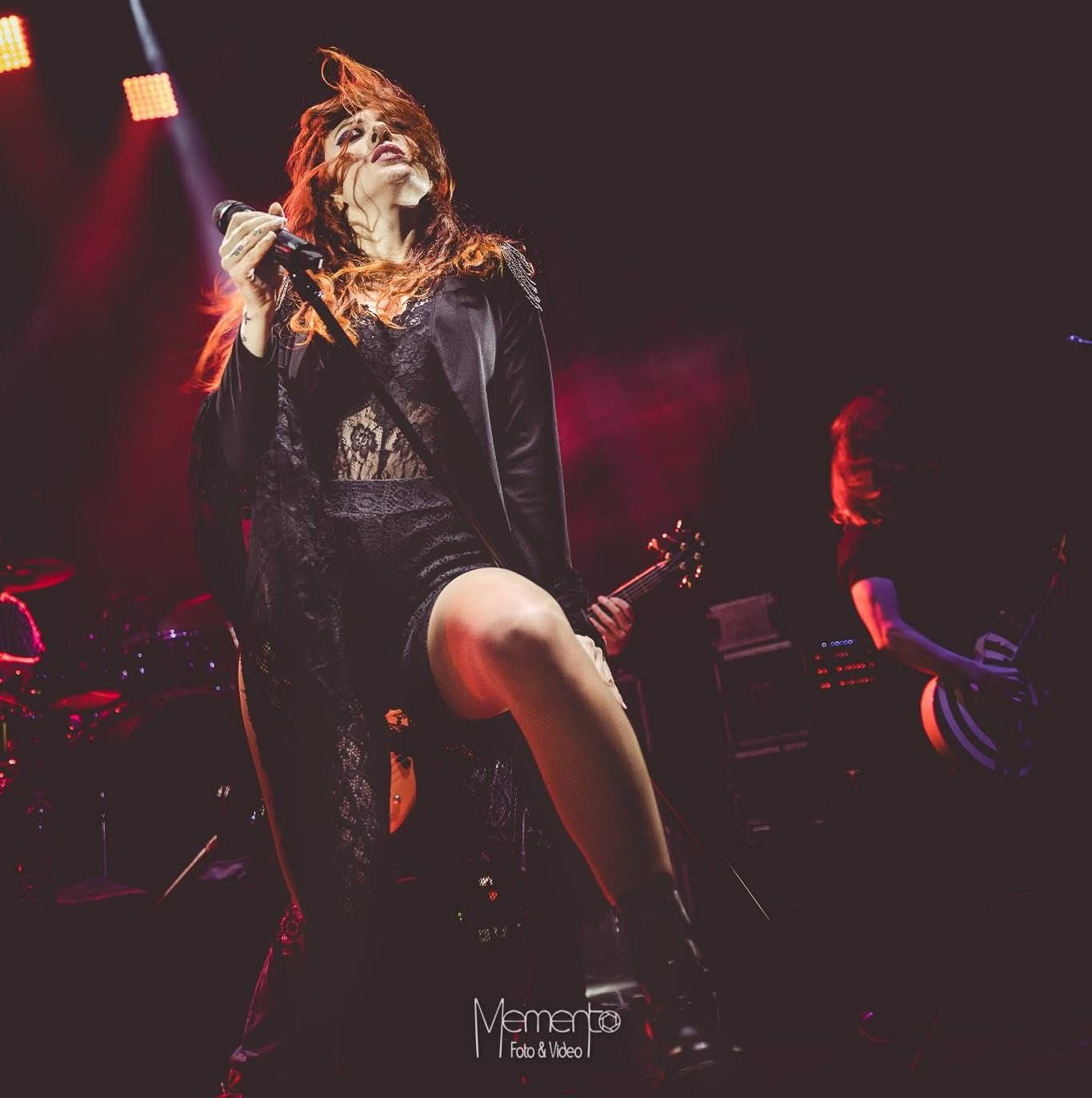 Actuación en vivo tributo a Mónica Naranjo en evento especial con cantante profesional