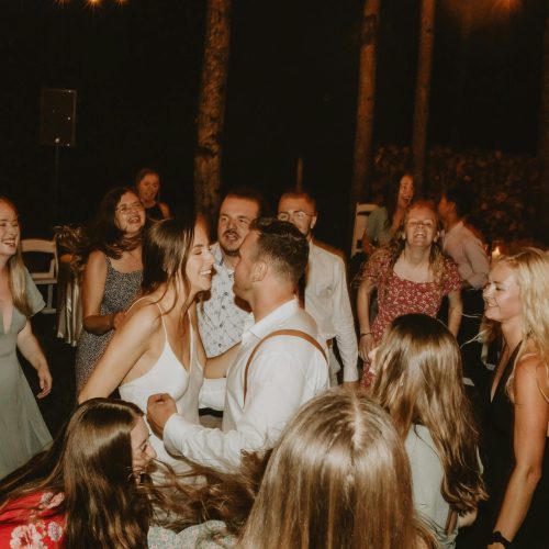 Actuación musical en bodas Novios bailando al ritmo de la música en su boda