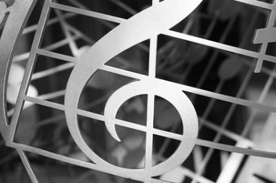 Cada pareja tiene su melodía. Creamos un repertorio musical único que acompaña vuestra historia con emoción y estilo.